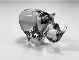 Ngwenya kleine Nashorn-Figur aus recyceltem Glas