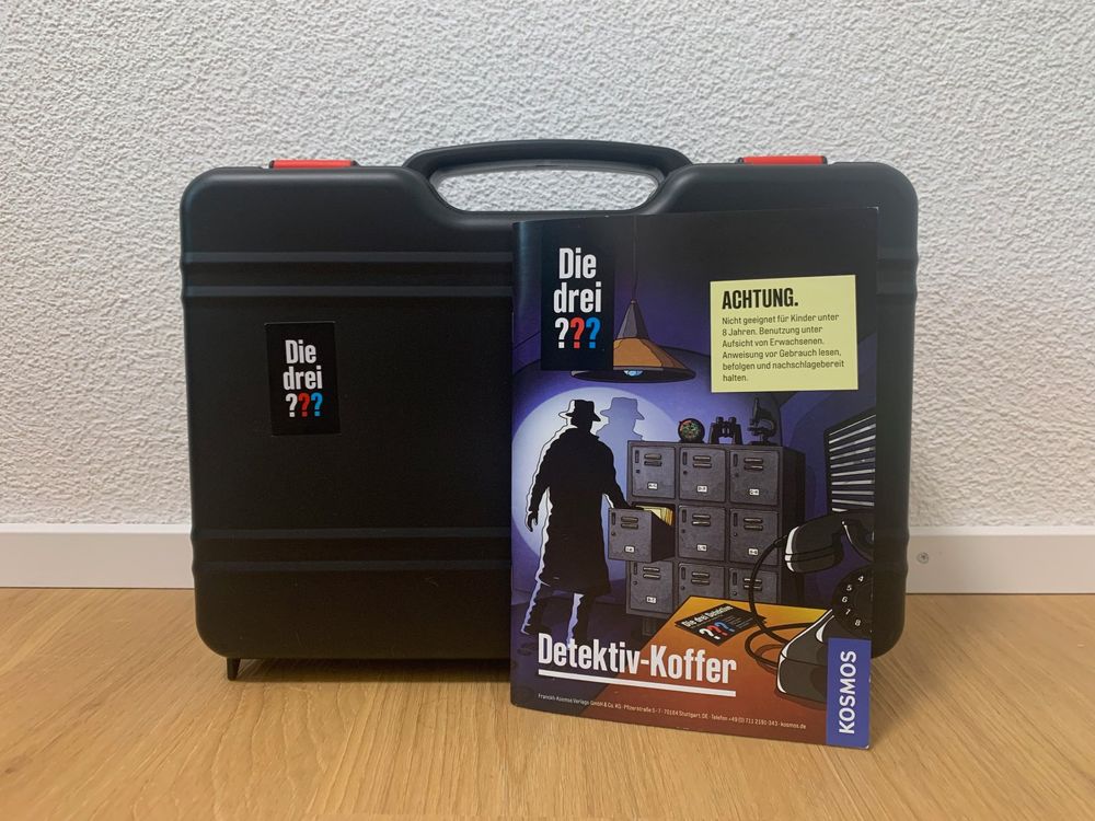 Maletín De Detective Los Tres ??? - Kit Con 30 Accesorios, Lámpara UV Y Guía De Casos