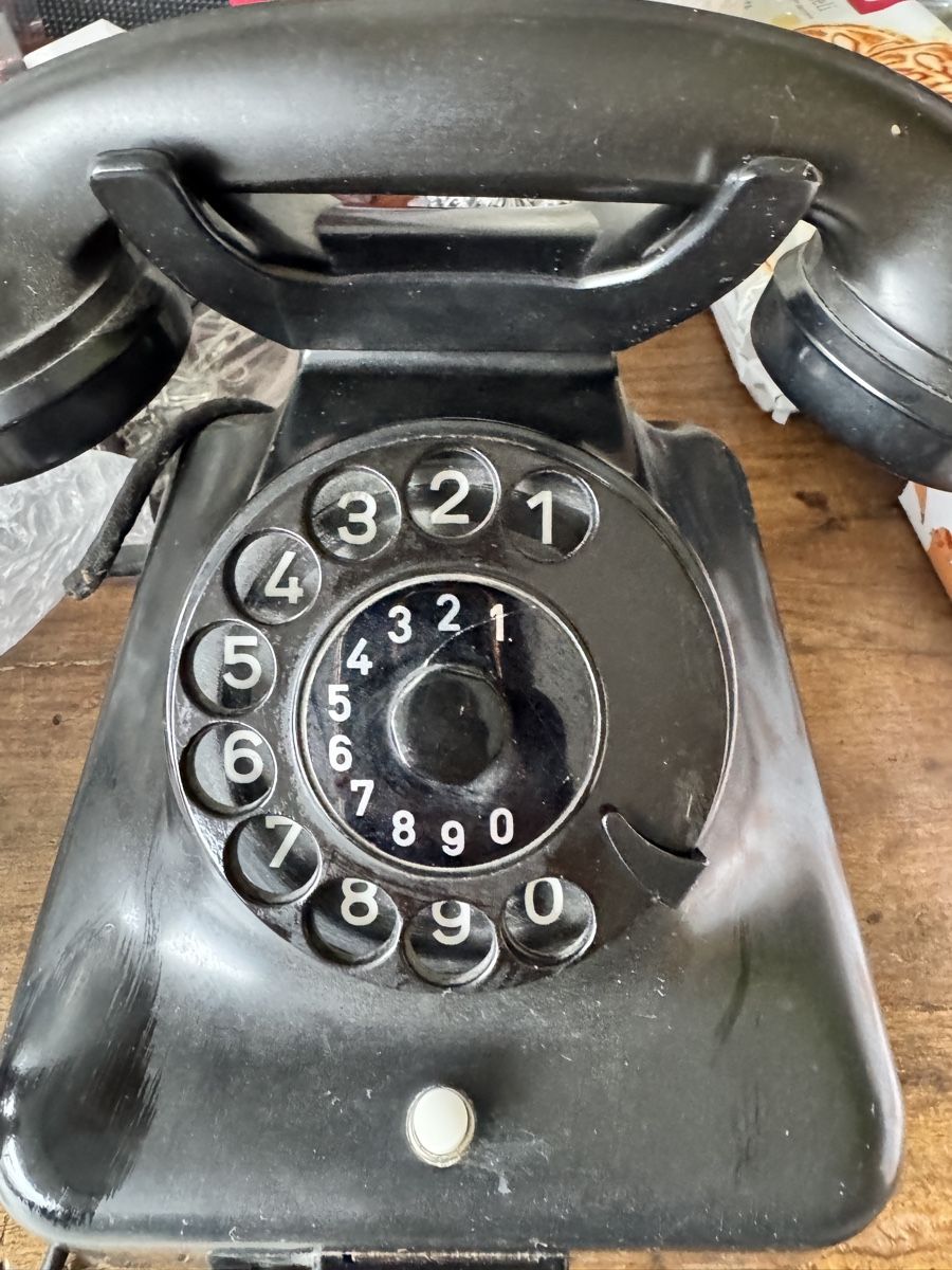 Telefoni: Antikes Telefon mit wählscheibe schwarz W 48 bakelit  – Usato da Gipf-Oberfrick venduto da Iberico