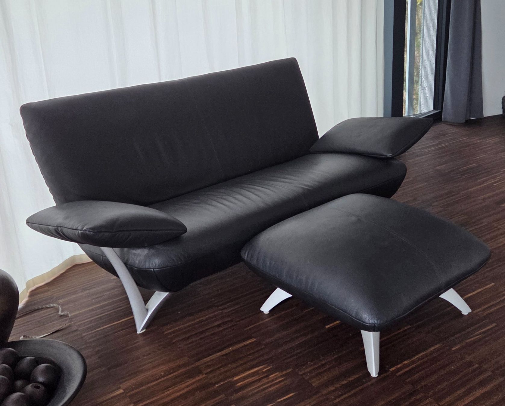 Rolf Benz Sofas: schwarzes Ledersofa mit Hocker – D'occasion à Dättlikon par hansbinder 1