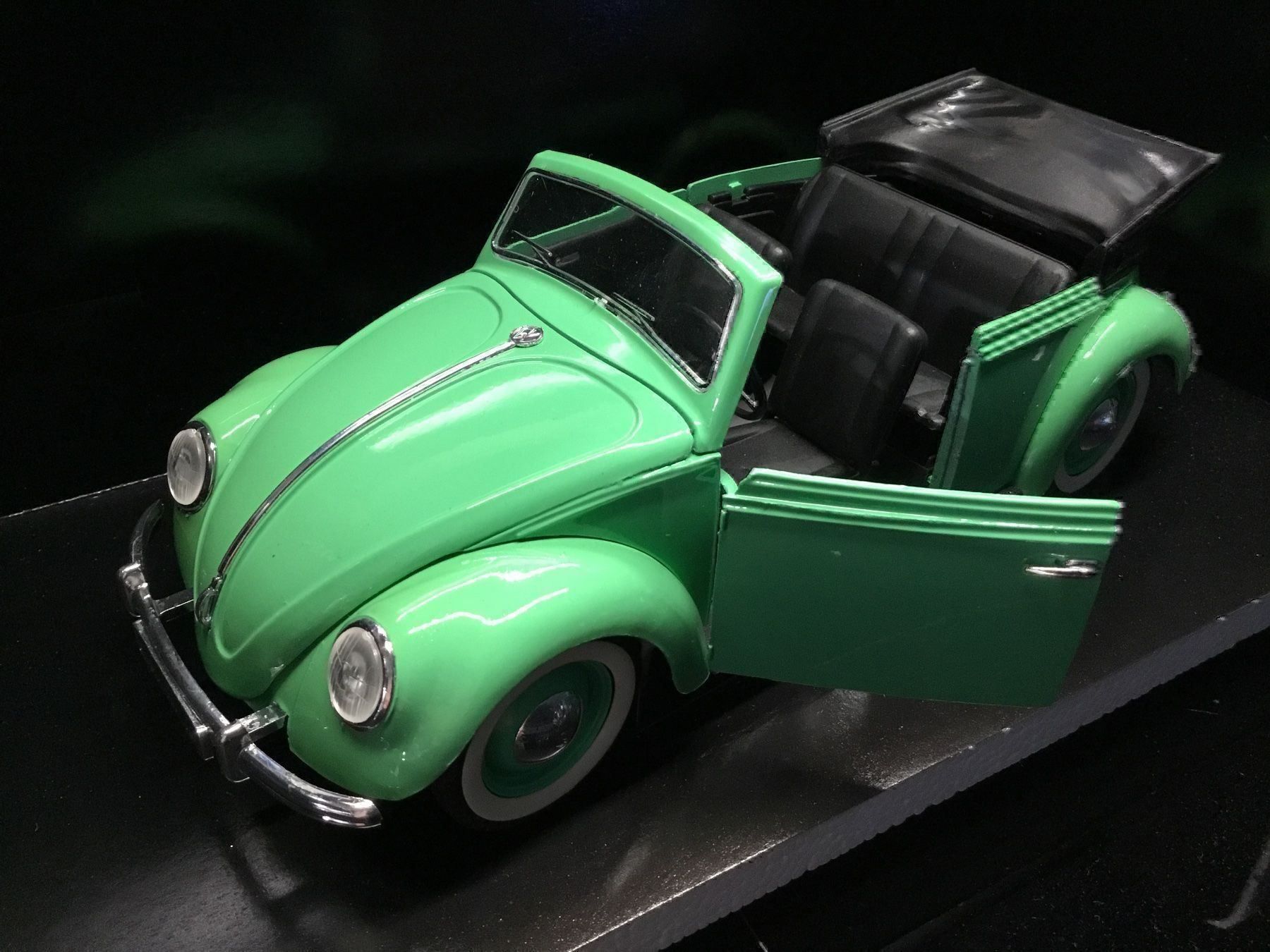 Volkswagen Modellautos: VW Käfer Cabrio im Massstab 1:18 – Neu und originalverpackt aus Erlenbach im Simmental von Model_box 5