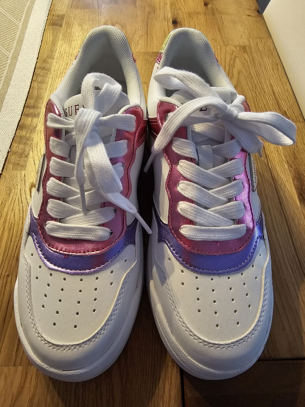 Scarpe da donna: Guess sneaker gr. 7.5 (ca 38) – Nuovo e nell'imballaggio originale da Wetzikon ZH venduto da cid_veronika 1