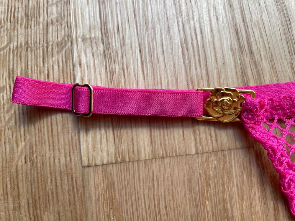 Victoria s Secret Adjustable V String Fishnet Thong M NEW (Neu und