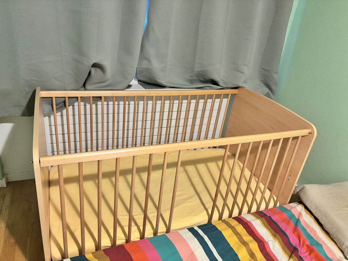Letti: Crib, adjustable height, matress, covers - barely used – Usato da Zürich venduto da O.Bond