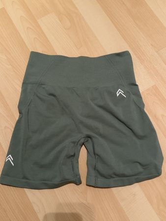 Grüne Oner Active scrunch shorts