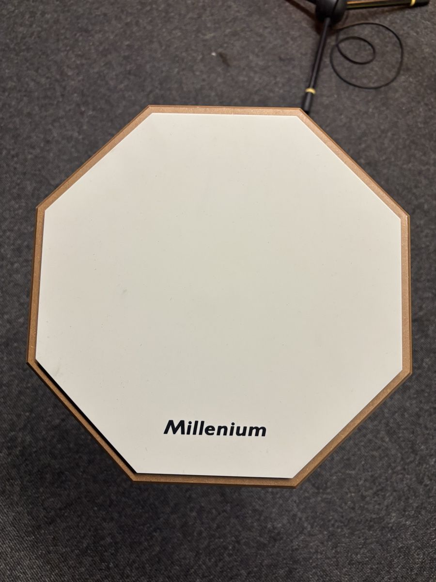 Thomann Musikinstrumente: Millenium Übungspad / Practice Pad inkl. Stativ – Gebraucht aus Zürich von KPBE 2