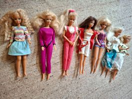 Konvolut 7 Barbis teils Mattel mit Kleider gebraucht