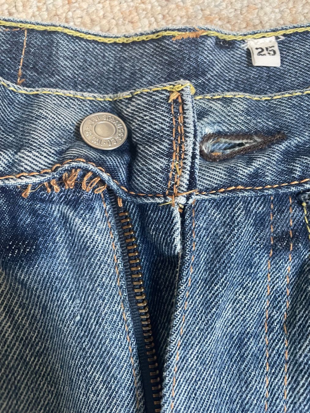 Levi's Jeans: Jeans Shorts Rework/Levis 25 – Usato da Hittnau venduto da fio_88dg 1