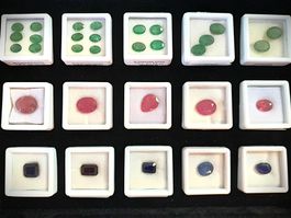 Coffret émeraudes rubis saphirs 80.58 ct - CERTIF. 3'889.-Fr