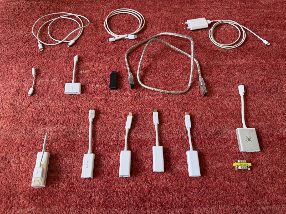 Apple Unità & Adattatore: Apple & Belkin Adapter für Mac, Fire Wire, Thunderbolt, HDMI – Usato da Biel/Bienne venduto da SirRolf