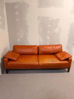 3-Sitzer Sofa aus Leder in Cognacfarbe und Holzfüsse