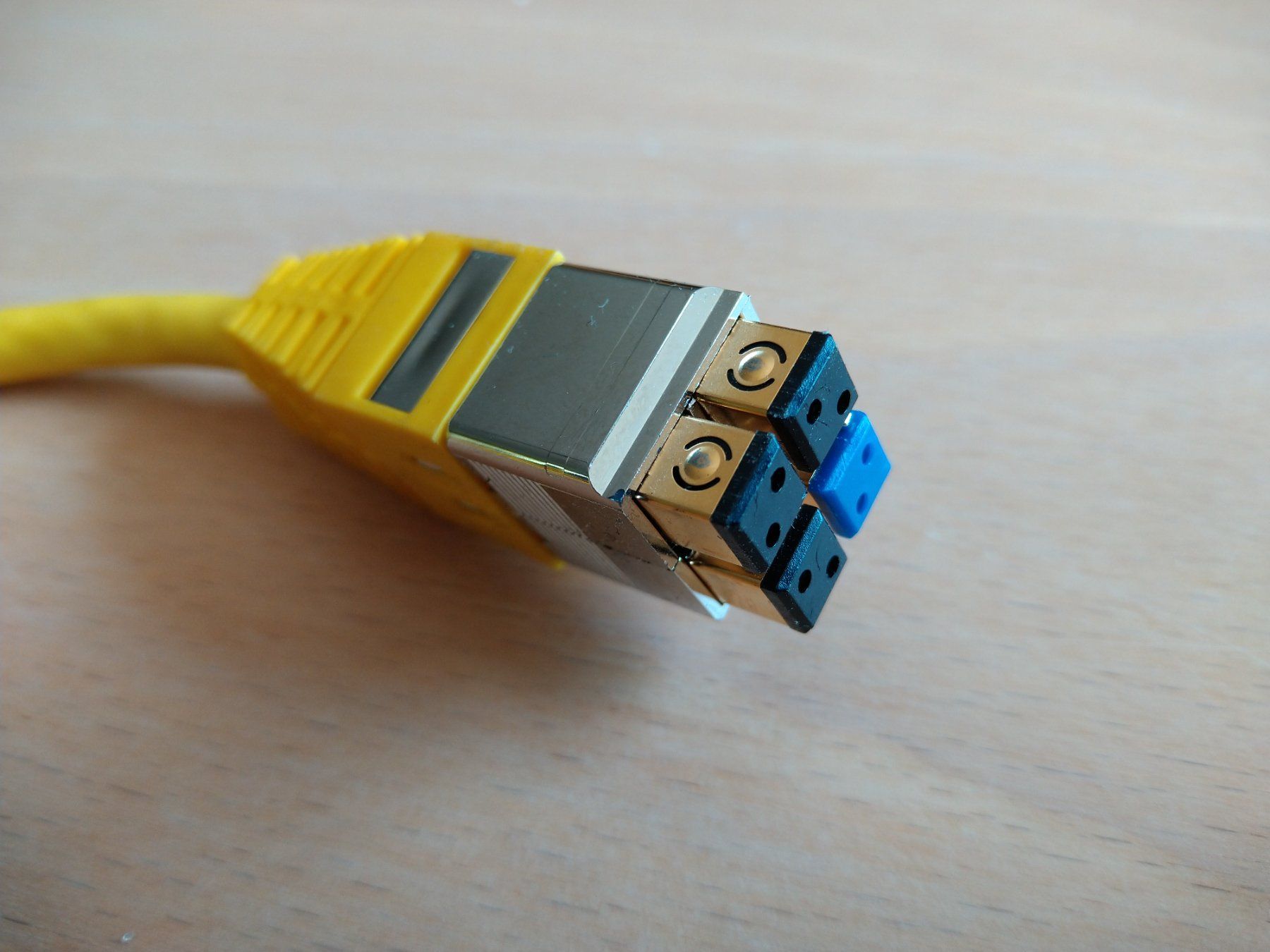 BKS Cavi: BKS Homenet Gigabit Ethernet Patchkabel 50 cm lang, gelb – Usato da Winznau venduto da Cassjopaya 1