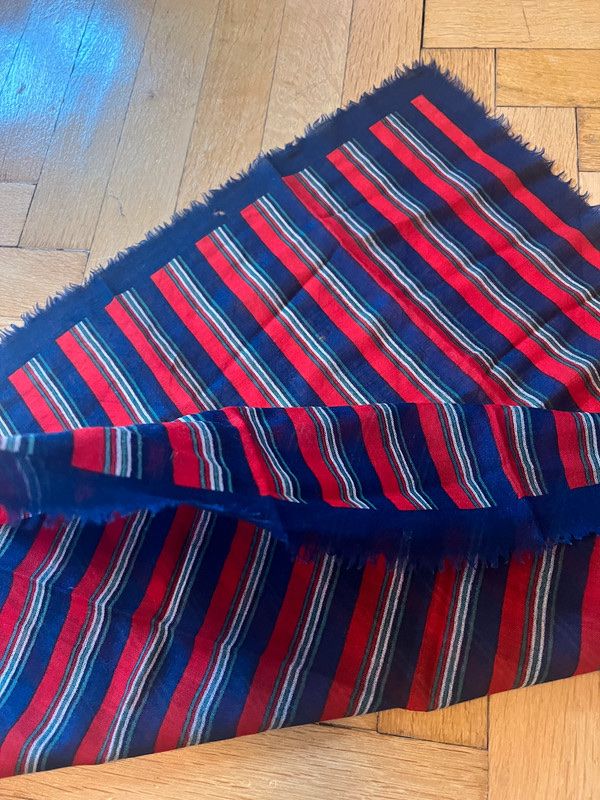 Foulard & Sciarpe: Foulard à rayures bleues et rouges franges – Usato da Lausanne venduto da Stephaniesdressing 3