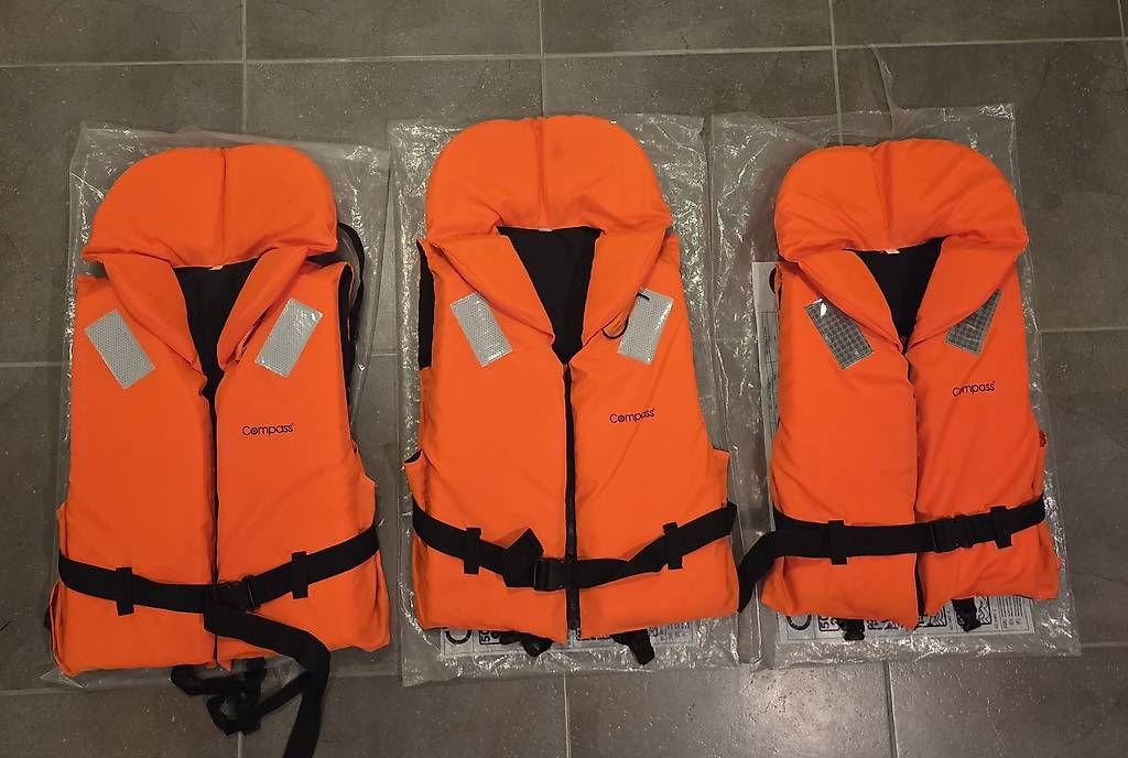 Gilets de sauvetage: Rettungswesten – D'occasion à Wangen SZ par Addy777