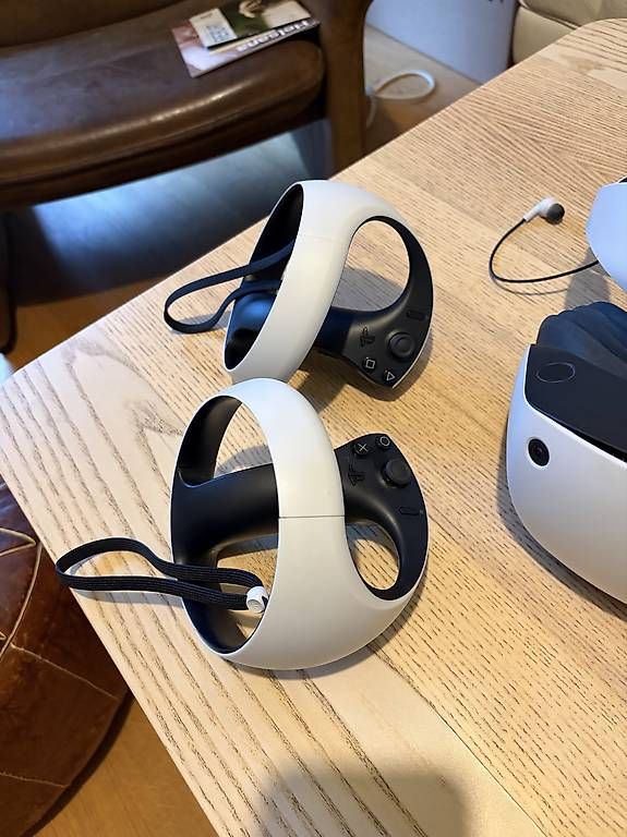 Sony VR Brille: Sony PlayStation VR2 + 2 Sense Controller – Gebraucht aus Allschwil von fre_8dtt 1