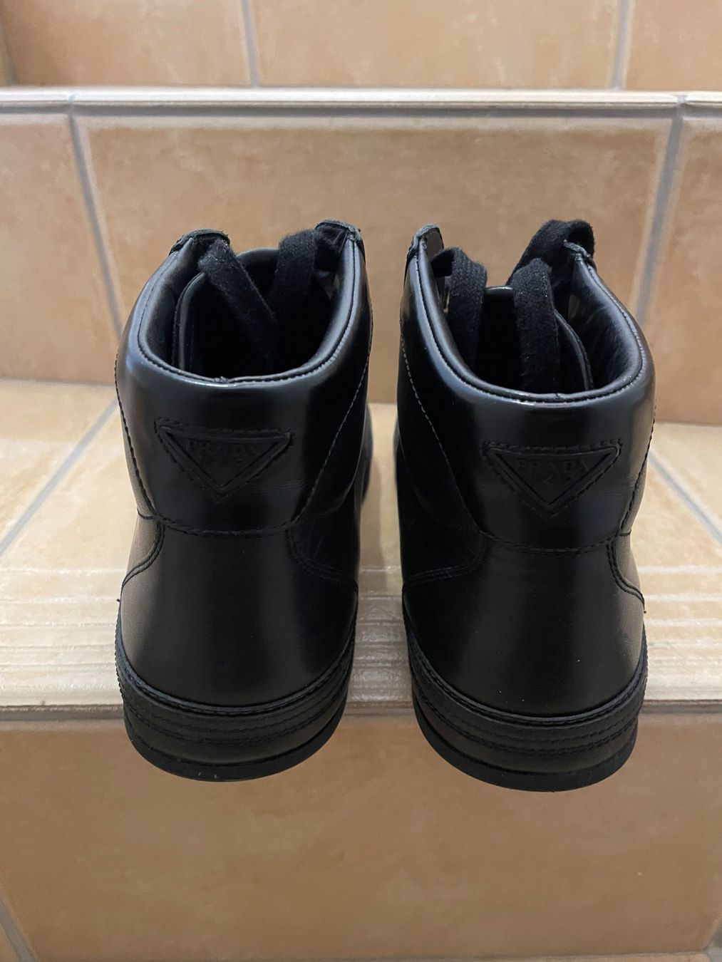 Prada Chaussures hommes: PRADA Chaussures montantes en cuir – D'occasion à Leytron par acb_00 2