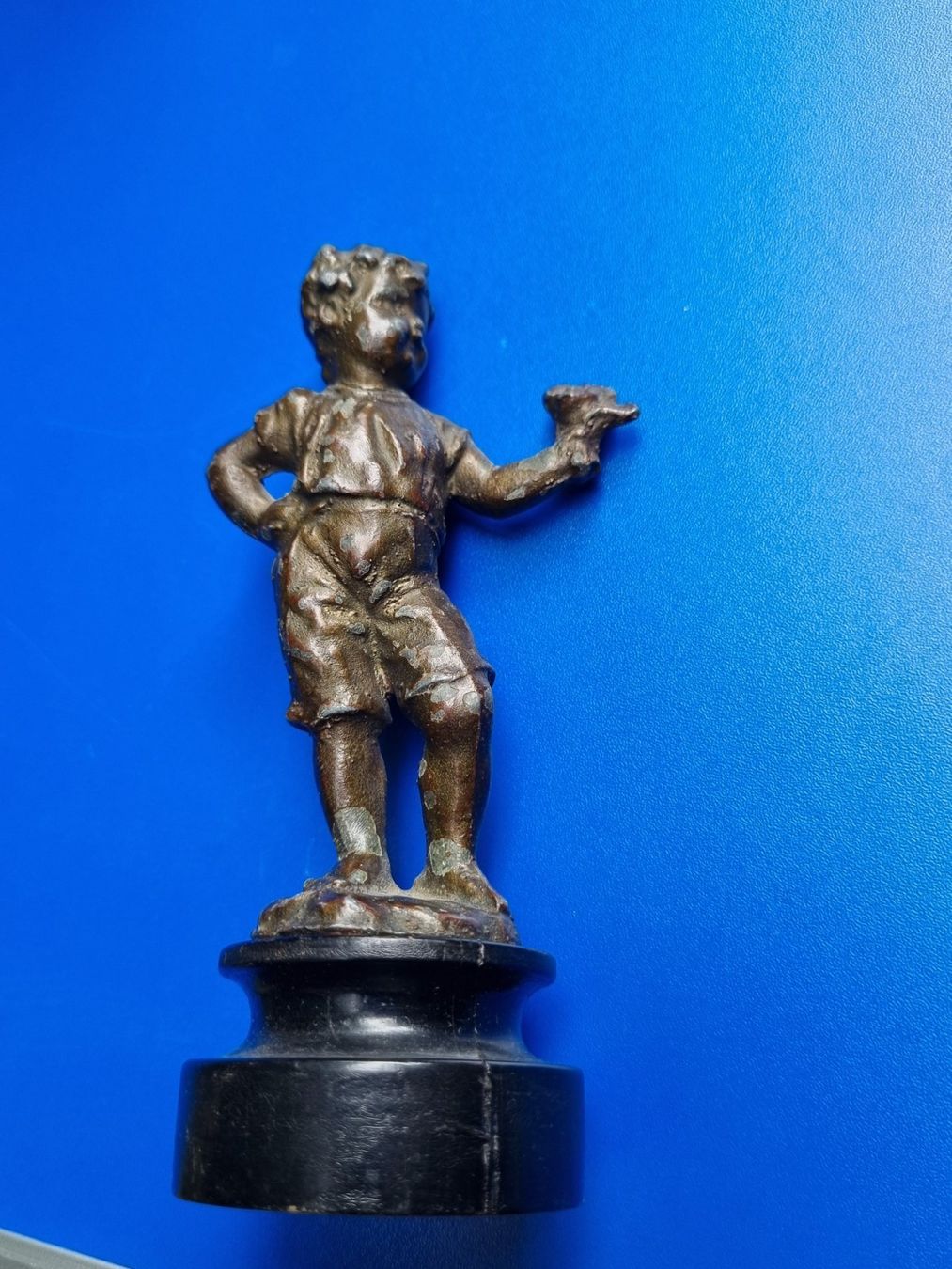 Statuette: Antike Figur Junge mit Blumen – Usato da Schaffhausen venduto da Leveron13 2