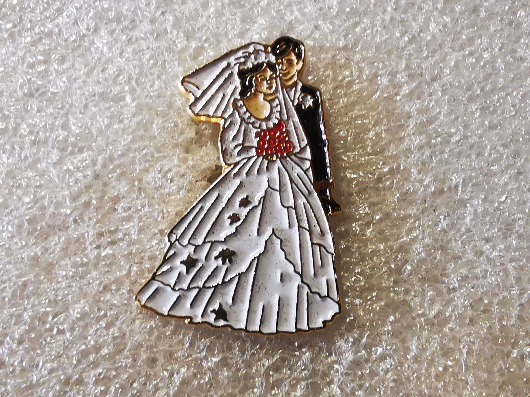 Plaketten & Abzeichen: Ansteckpin 160: Brautpaar – Gebraucht aus Oppligen von Pin-Fall-Shop