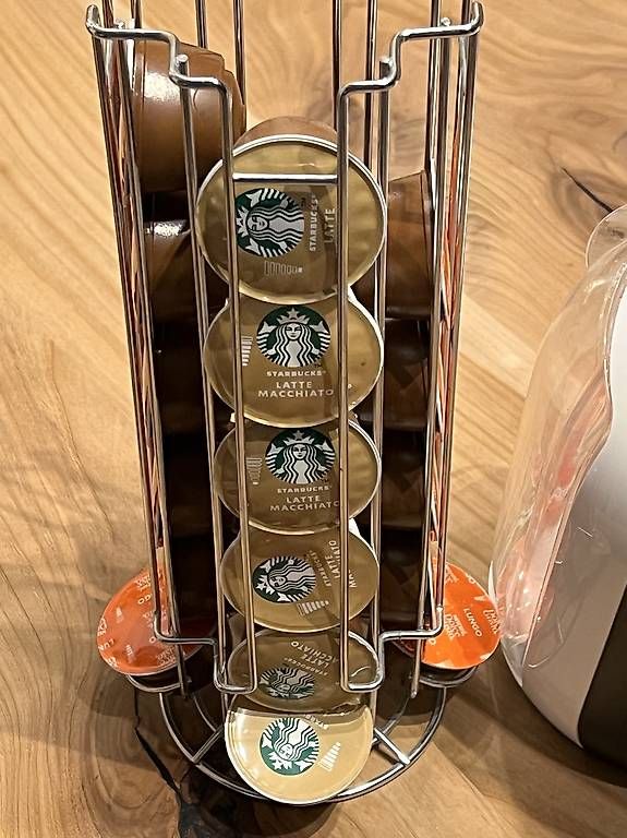 Macchine per caffè & Macchine per espresso: Nescafe Dolce Gusto mit gefülltem Kapselspender – Usato da Saas im Prättigau venduto da MiEnNirody 4