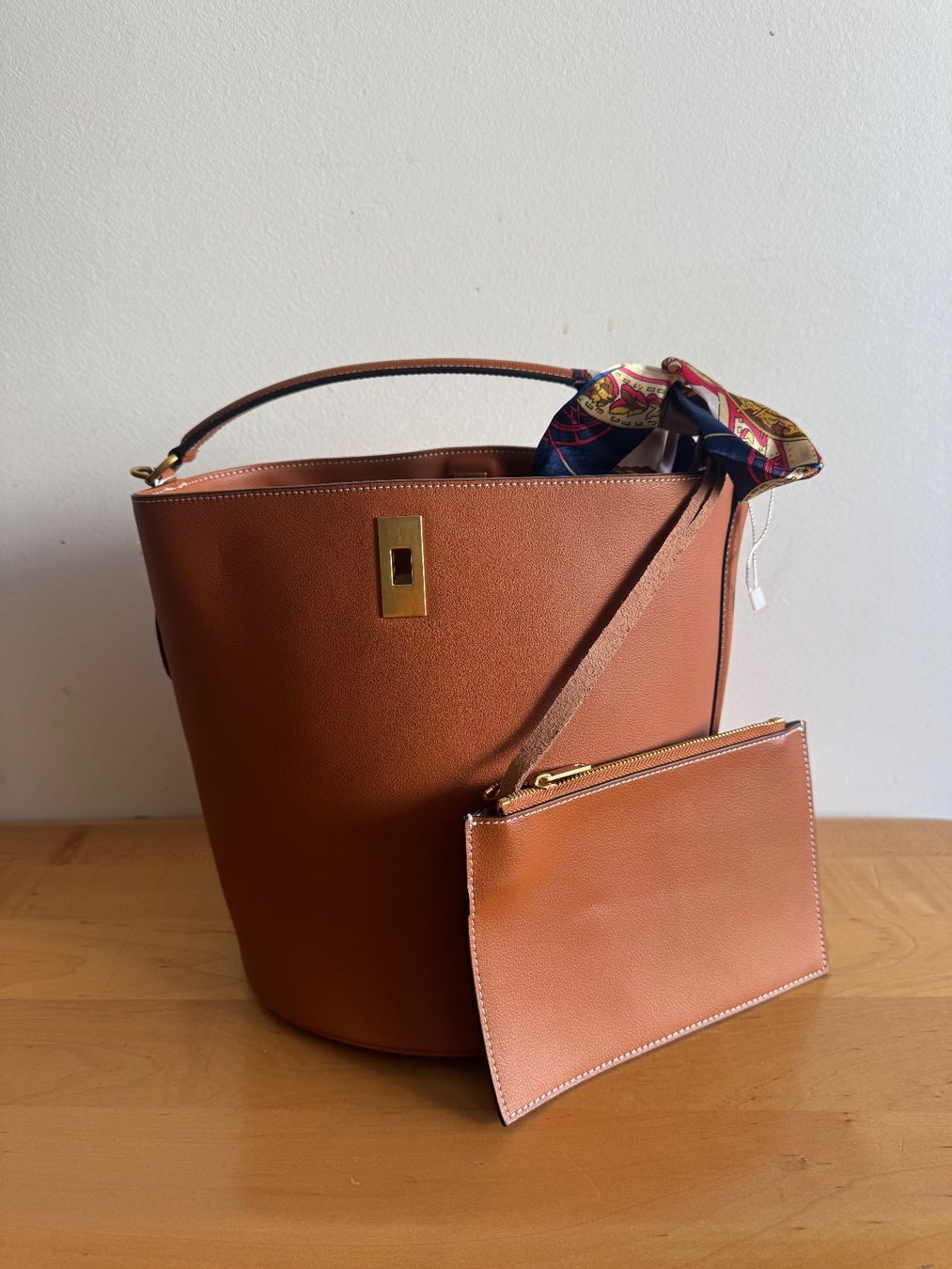 Borse da donna: Sac seau en cuir neuf – Nuovo e nell'imballaggio originale da Carouge GE venduto da Myr_hbt9 2