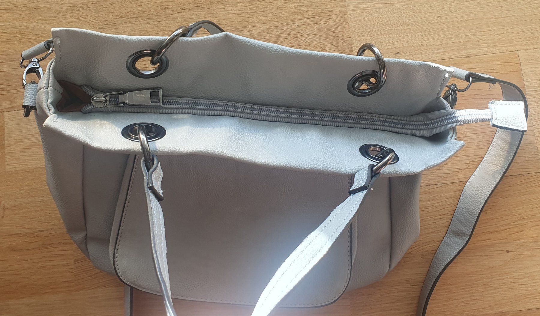 Borse da donna: Sac à main gris clair avec bandoulière – Usato da Court venduto da Jovi2 2
