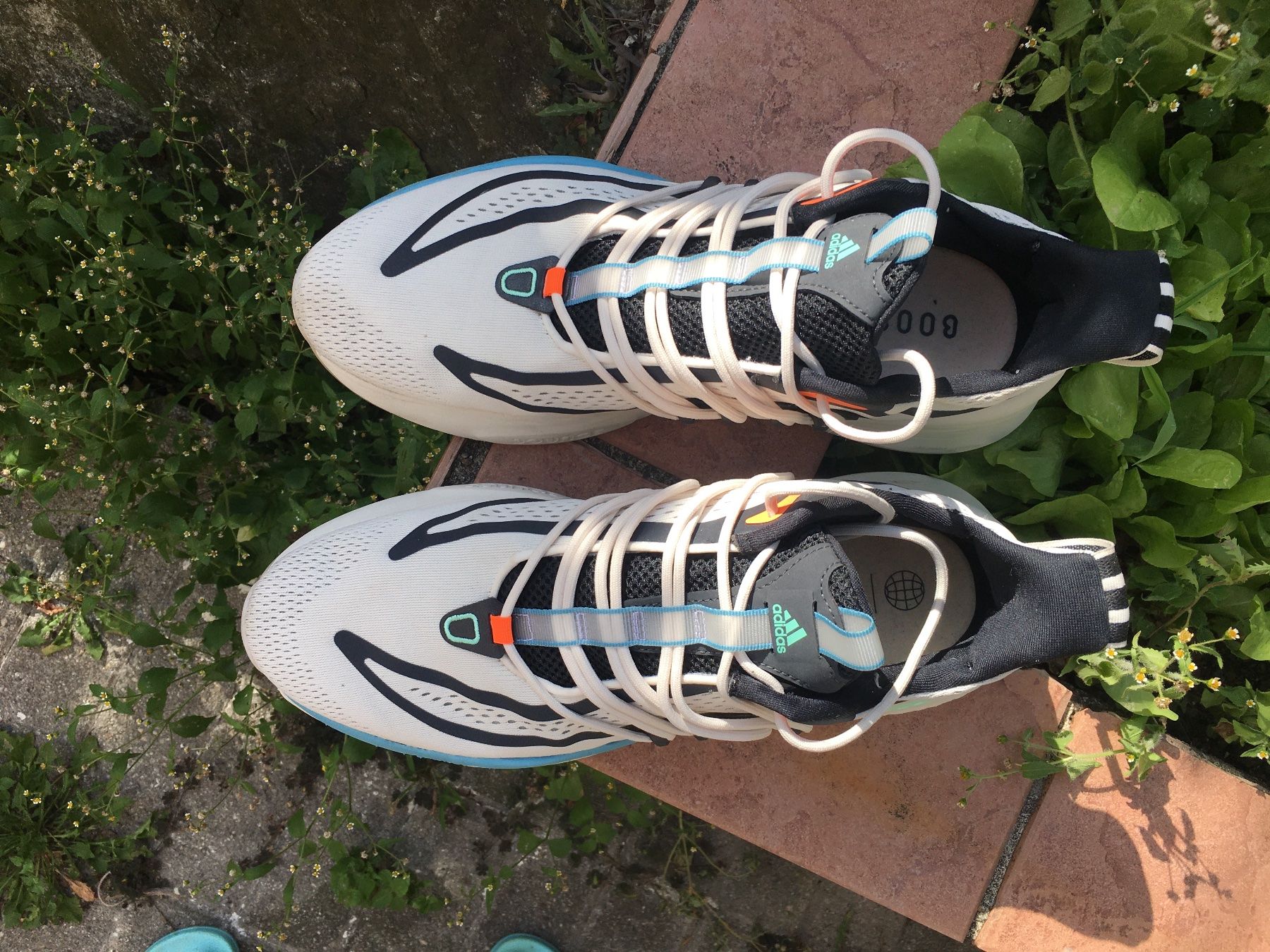 Adidas Herrenschuhe: ADIDAS ALPHABOOST V1 chalk white/pulse mint/screaming orange – Gebraucht aus Bellinzona von nikita.webp 1
