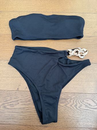 Schwarzer Bikini mit Goldkette, Gr. M - Neu