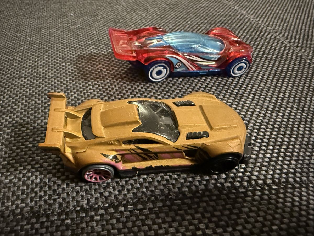 Hot Wheels Modellini d'auto: 2 Hot Wheels von Mattel – Usato da Buchs SG venduto da and_d8tp 1