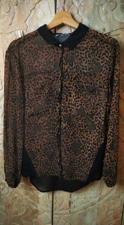 Schicke Leopardenbluse mit Totenkopf-Knopf - S