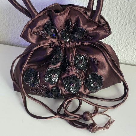 Edle Handtasche / Beutel in Aubergine mit Pailletten