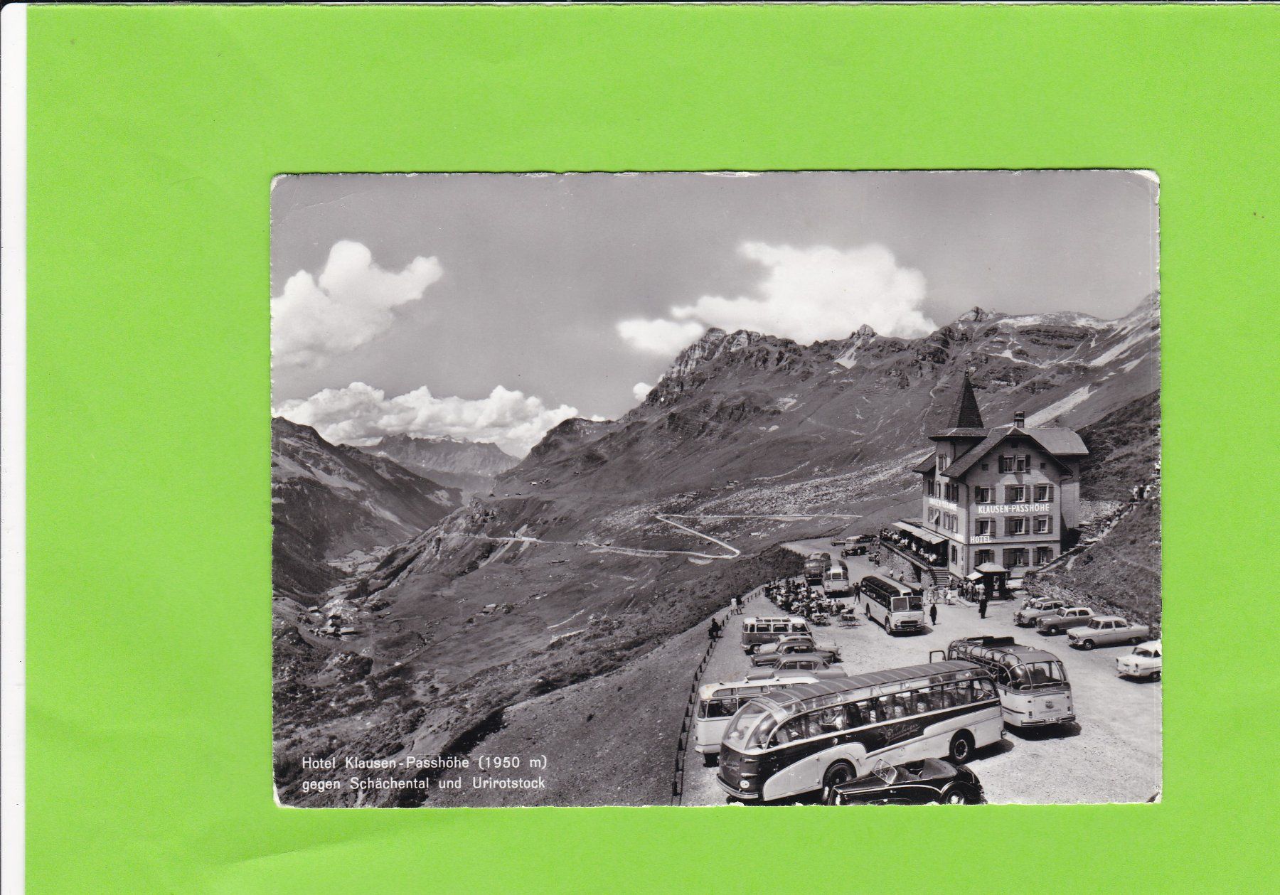 Cartoline postali: Hotel Klausenpasshöhe-Oldtimer-Postauto-belebt – Usato da St. Peterzell venduto da neckertal