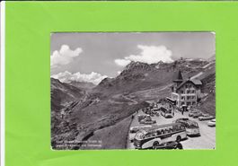 Hotel Klausenpasshöhe-Oldtimer-Postauto-belebt