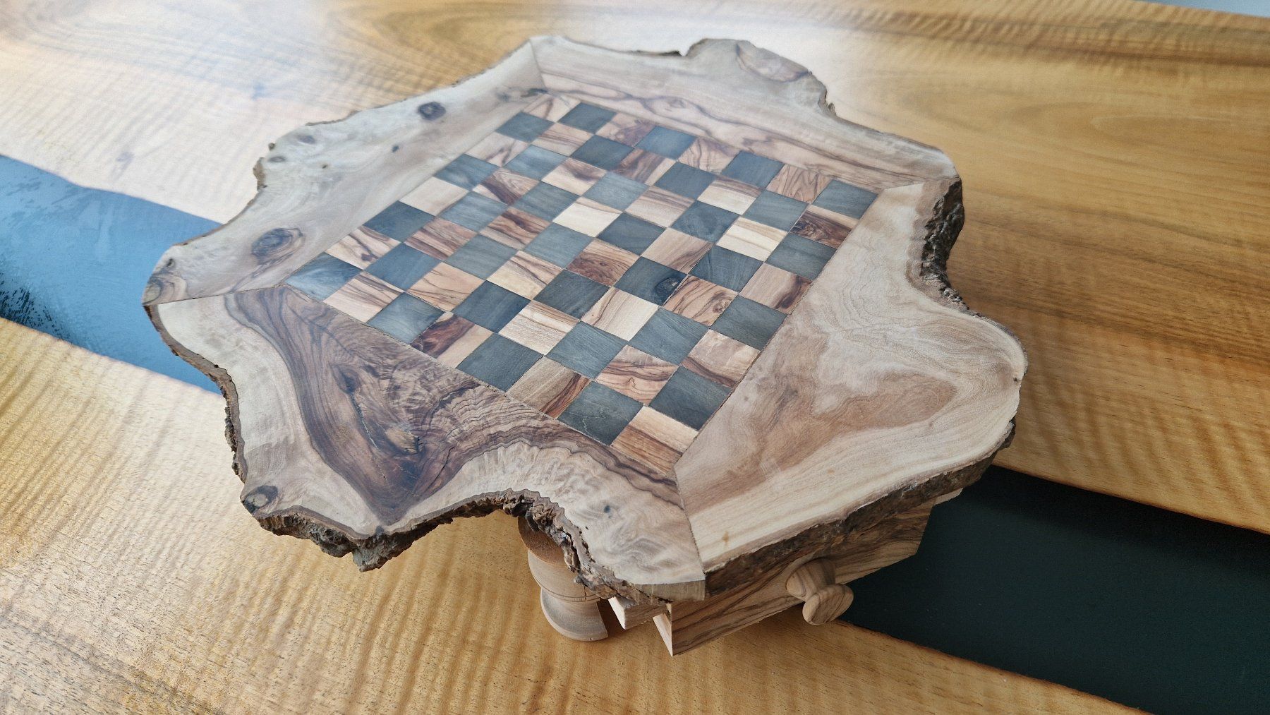 Giochi: Schachbrett mit Figuren aus edlem Holz – Nuovo (secondo la descrizione) da Zürich venduto da MatthiasBruetsch 4
