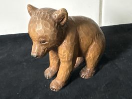 schöner kleiner, geschnitzter Bär aus Holz.