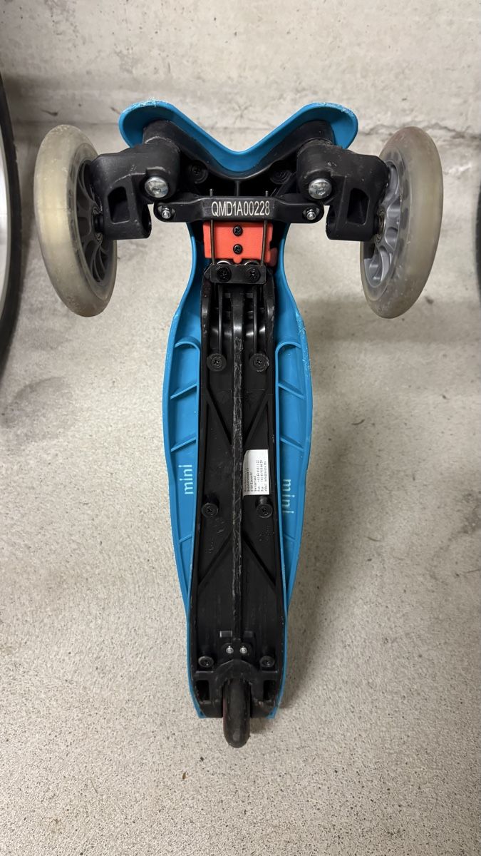 Micro Kickboard: Micro mini mit Helm (48-53cm) – D'occasion à Lachen SZ par Thagismo999 3