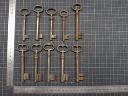 Lot mit 10 antiken Schlüsseln