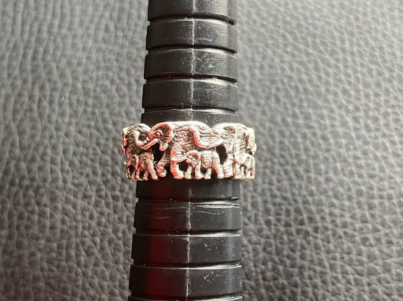 Anelli: Bague Éléphants en argent 925 ,taille 56, – Usato da Peseux venduto da Cresus27 1