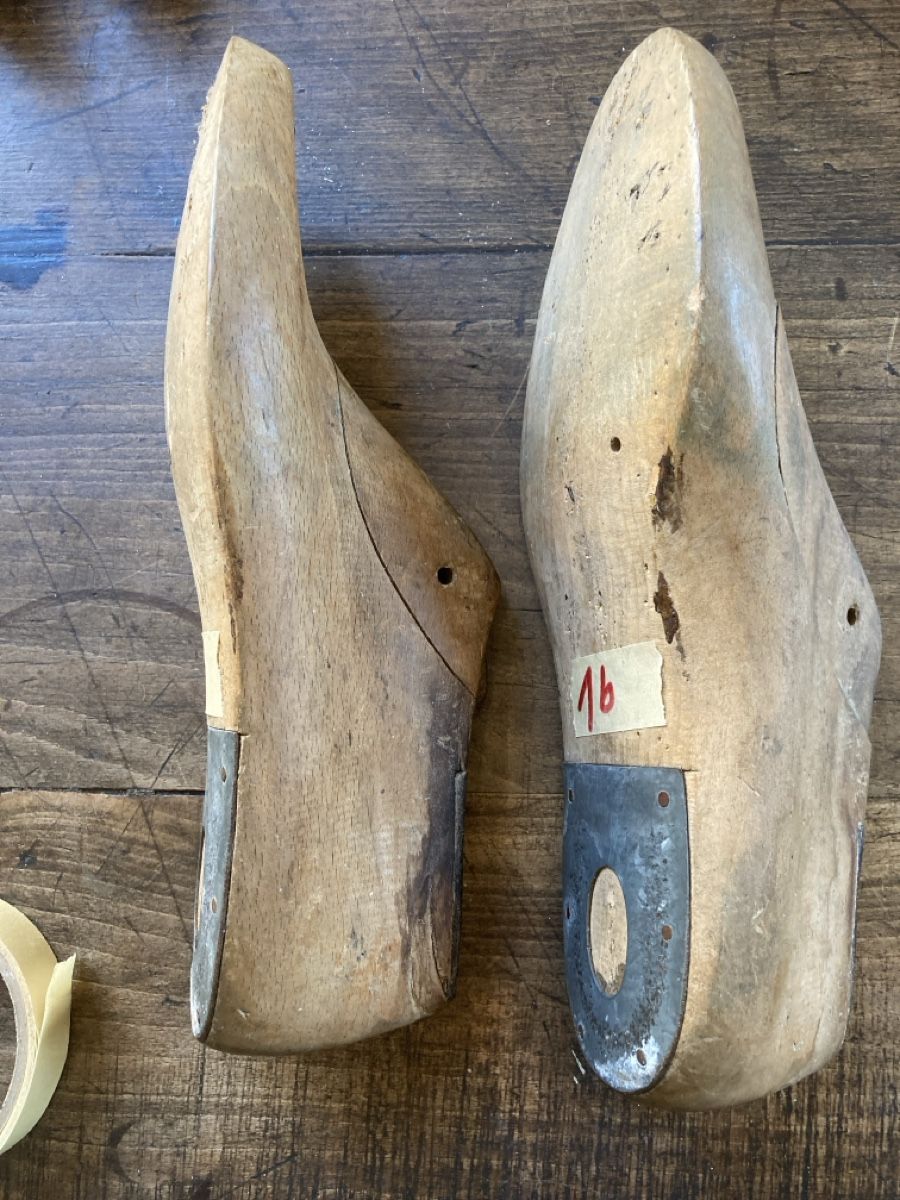 Articoli in legno: Holzschuhschaft Paar – Usato da Zürich venduto da Mueschelmau 1