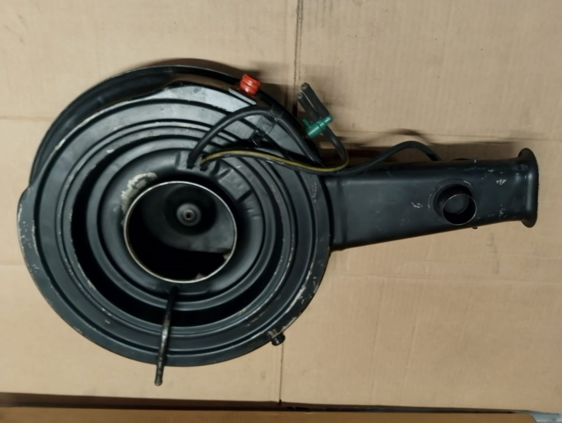 Tutti pezzi di ricambio auto: Luftfiltergehäuse Luftfilter GM V8 – Usato da Niedergösgen venduto da usc_9sk7 3