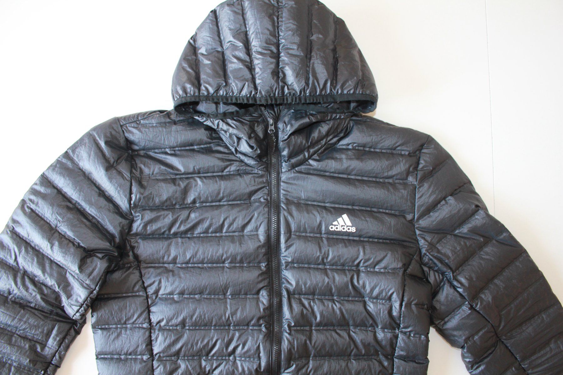 Adidas Jacken: Doudoune Adidas noire à capuche t. S – Gebraucht aus Peseux von Gilloss 1