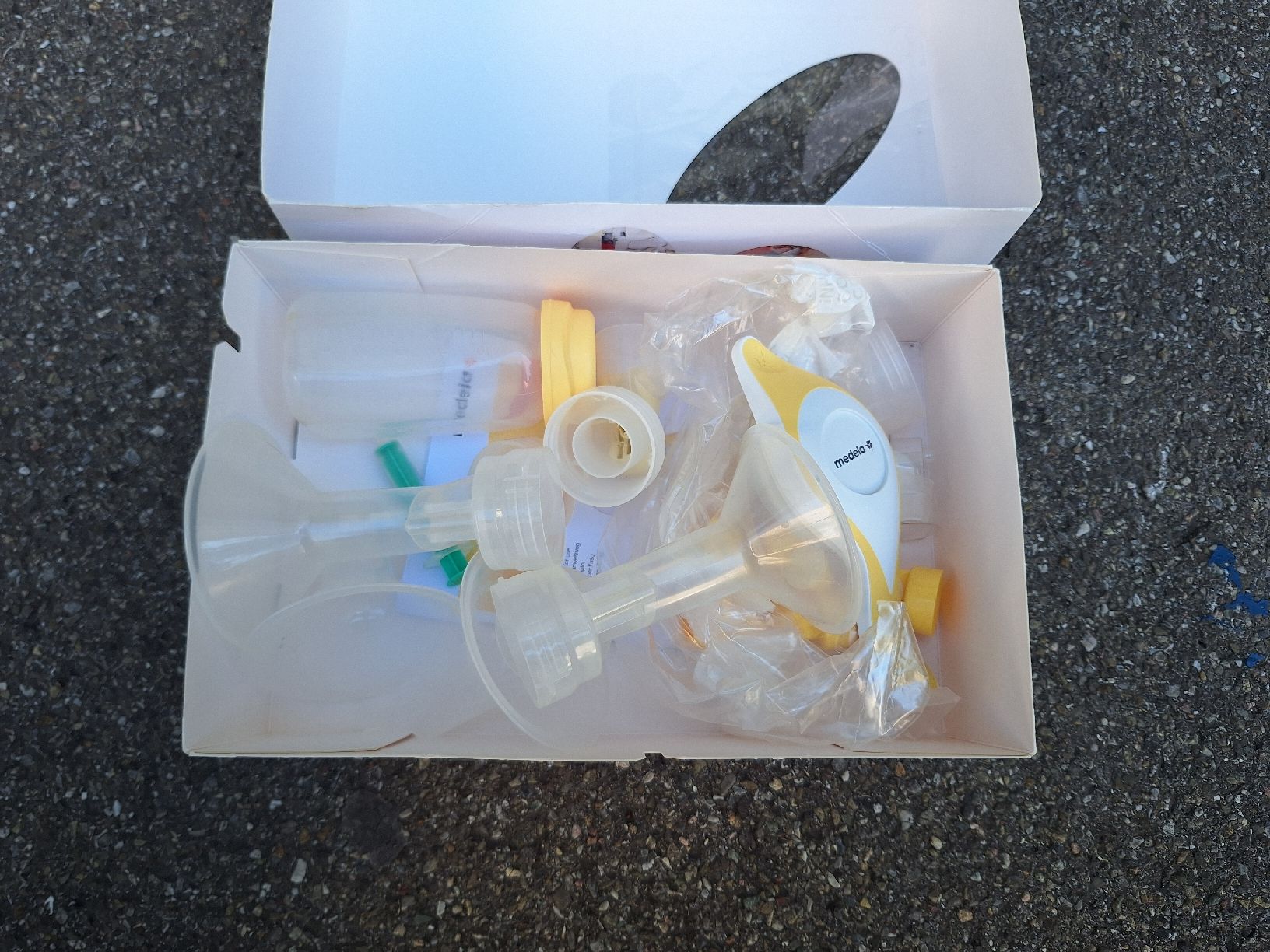Medela Baby-Mahlzeiten: Stillpumpe inklusive viel Zubehör – Gebraucht aus Basel von Svidovic 8