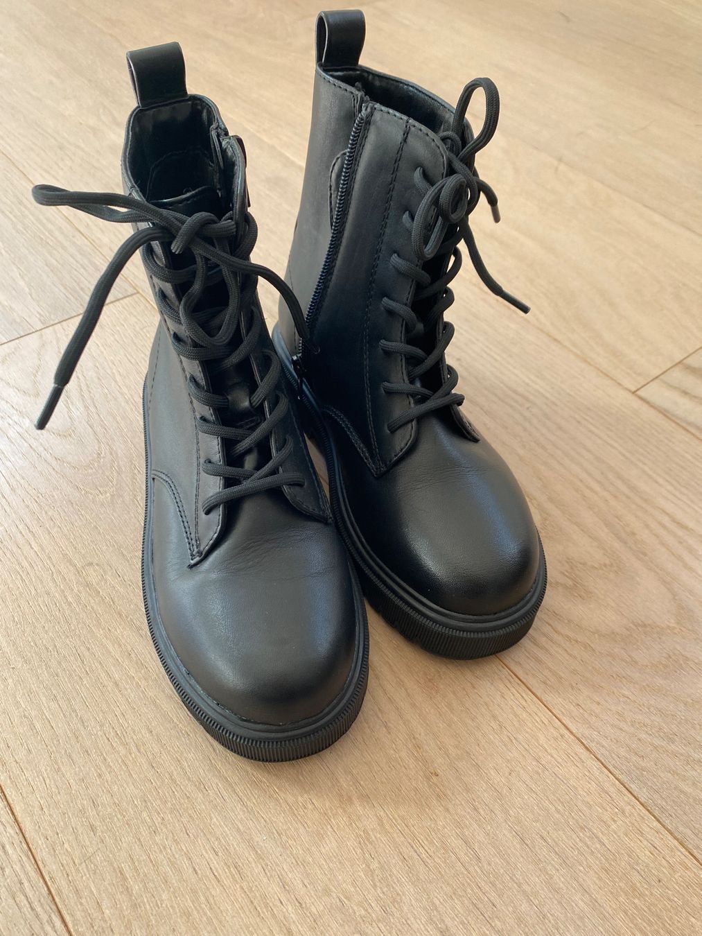 Mango Scarpe per ragazze: Schwarze Boots von Mango,  Grösse 32 – Usato da Arlesheim venduto da sandysworld