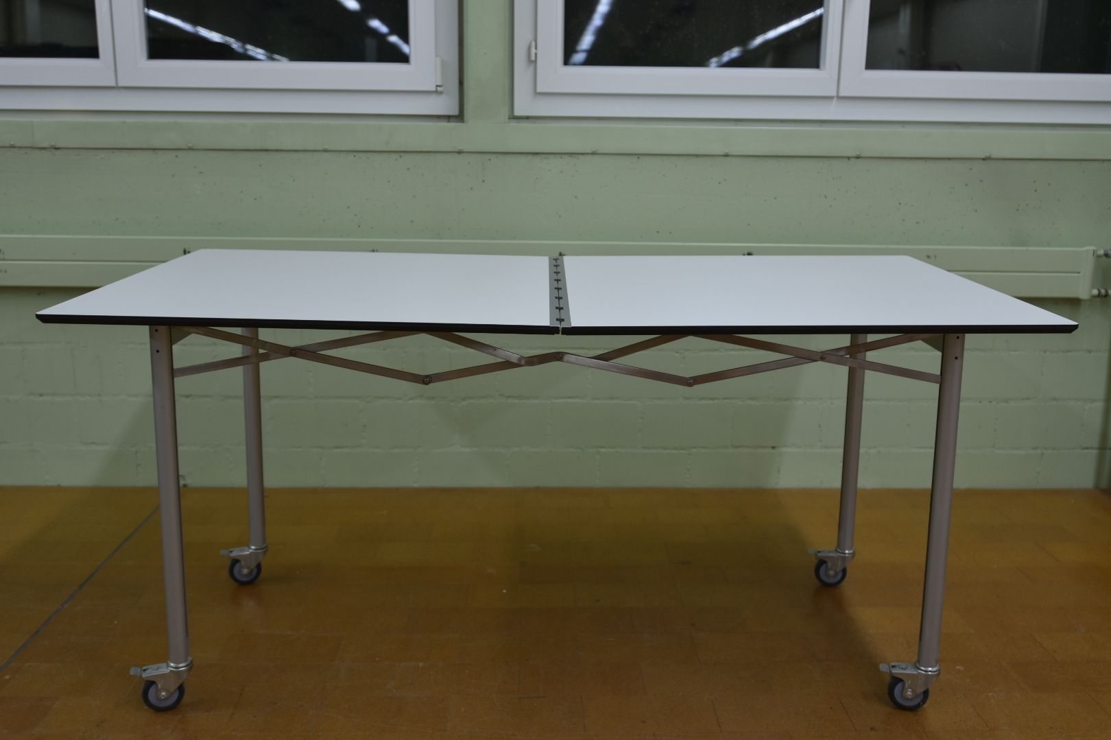 Tavoli: Der faltbare Scheren-Tisch 500 von Thut Möbel – Usato da Lichtensteig venduto da Polsterwerk 7