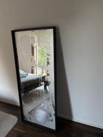 Standspiegel mit schwarzem Rahmen 