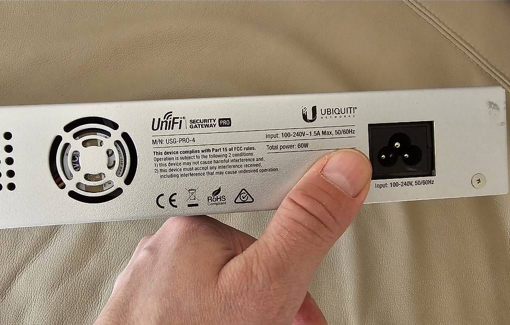 Ubiquiti Modems & Router: Ubiquiti UniFi Router /Firewall USG-PRO-4 – Gebraucht aus Allschwil von Ozdingo 3