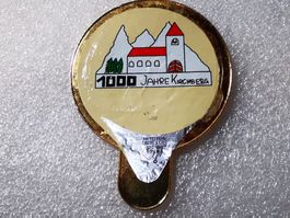Ansteckpin 61: kaffeerahmdeckeli 1000 Jahre Kirchberg