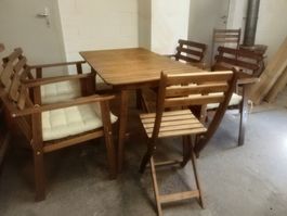 Schöner holziger Gartentisch mit 4 Sesseln und 2 Stühlen