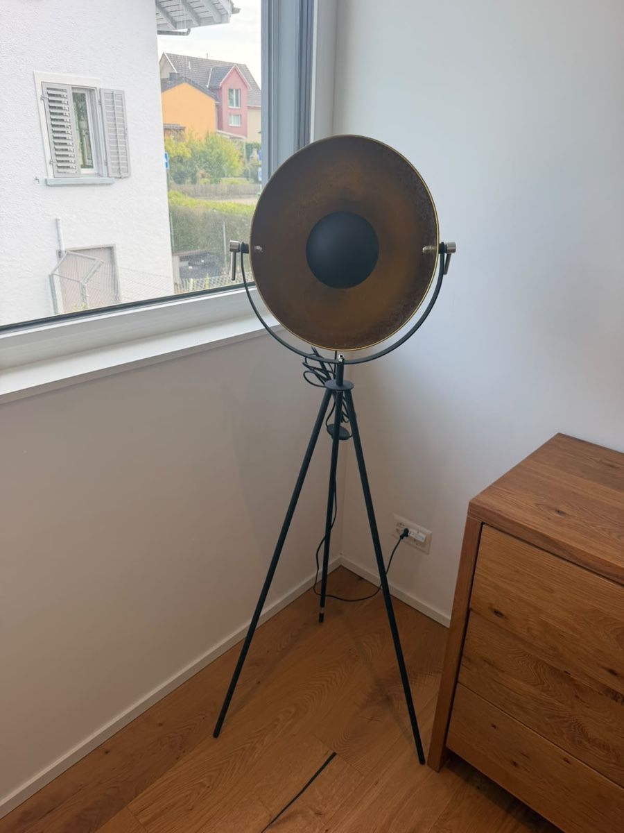 Lampes: Stehlampe Stativ schwarz-gold – D'occasion à Dübendorf par jonas.buehler 2