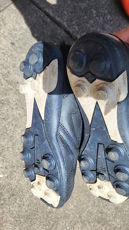 Chaussures hommes: Fussballschuhe/Nockenschuhe Gr. 35 – D'occasion à Rorschacherberg par Maku007 1