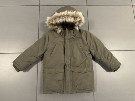 Winterjacke von H&M, Khaki mit Kapuze, Grösse 110/116.